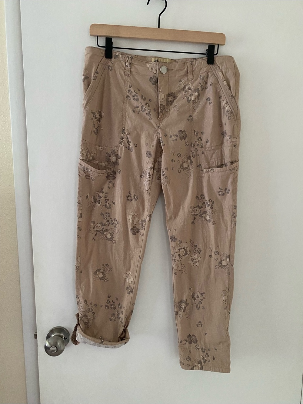Democracy Neutral Floral Pants Lightweight Ankle Cropped Tan Travel Size 6